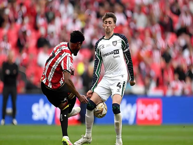 半场:纽卡1-0桑德兰,沃尔特马德助攻戈登破门,奥尼安送礼